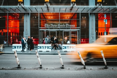 黄色出租车驶过纽约时报的延时照片